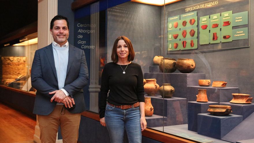Daniel Pérez Estévez, director de El Museo Canario y la técnica responsable de Didáctica, Carmen Gil.