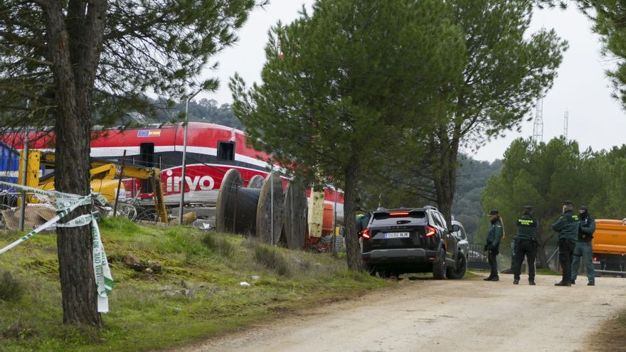 Una grúa trabaja en el vagón 8 del tren Iryo, el último vagón que chocó al descarrilar contra el Alvia que se dirigía a Huelva. El vagón ha sido trasladado por grandes camiones a una finca aledaña a las vías donde se está revisando por empleados de Iryo y se están retirando las pertenencias de los ocupantes que aún quedan en el interior, este miércoles en Adamuz (Córdoba).-EFE/ David Arjona