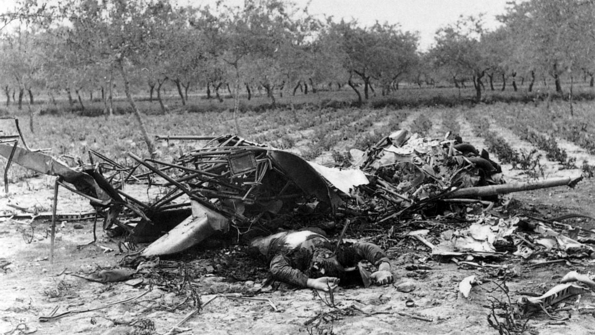 Fotografia de Deschamps per a la revista francesa 'L’Illustration', en la que vegem el Xato republicà abatut, prop de Vinaròs, el 15 d’abril de 1938 i el cos carbonitzat del seu pilot Fulgencio Martín.