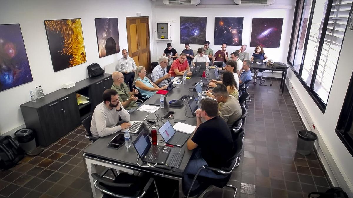 Sesión de trabajo con el comité internacional de expertos y el equipo de EST. Crédito: IAC