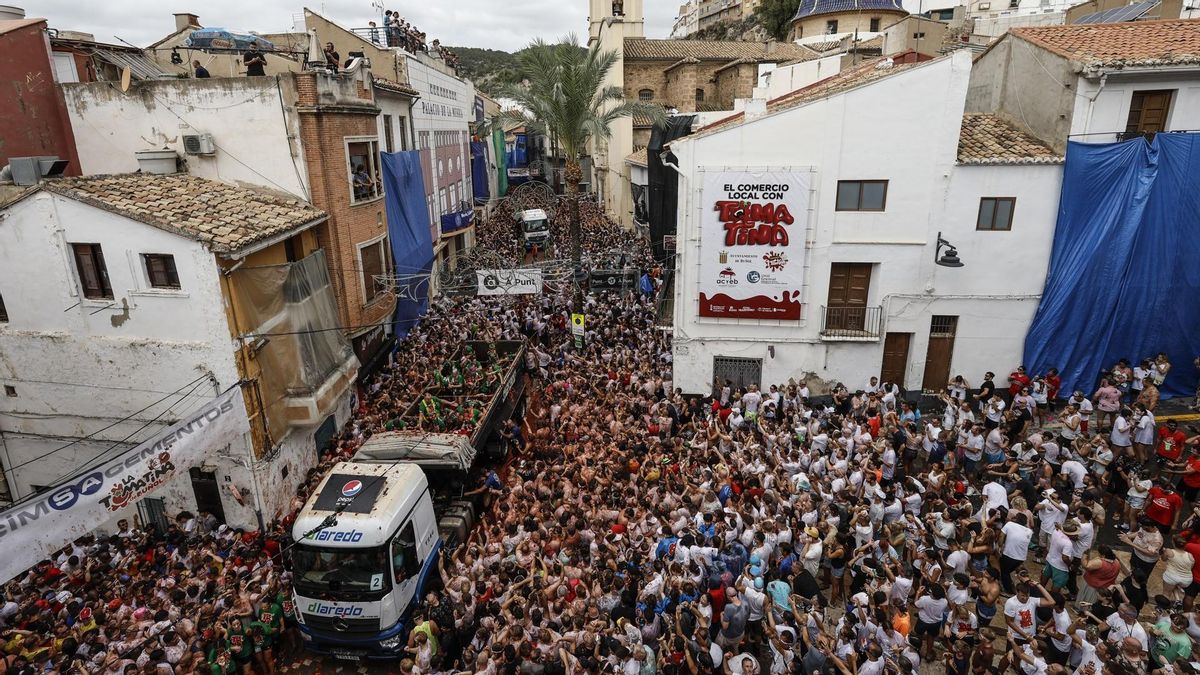 Buñol se tiñe de rojo con 22.000 personas en la catarsis festiva de su Tomatina