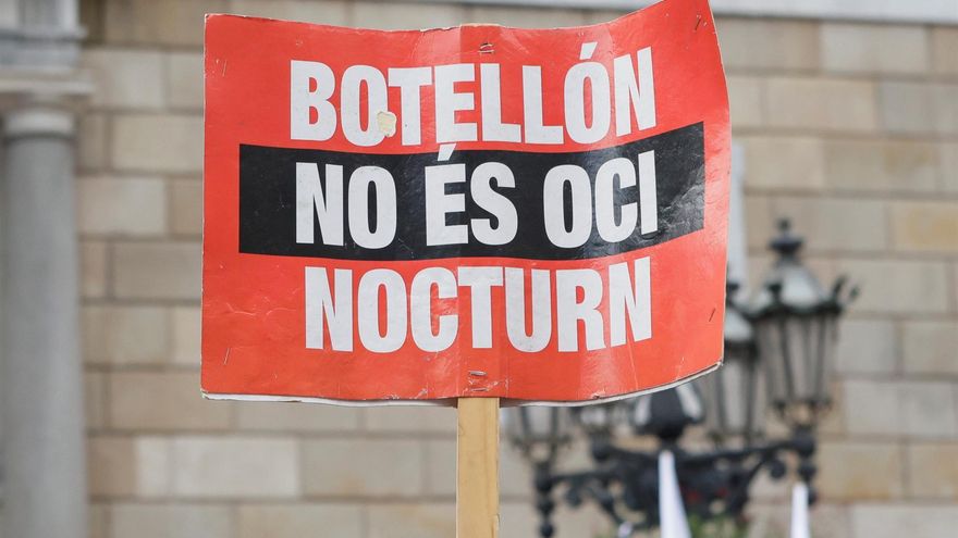 Cartel de protesta de la plataforma Som Oci Nocturn (Somos Ocio Nocturno) en la Plaza de Sant Jaume, en una fotografía de archivo.