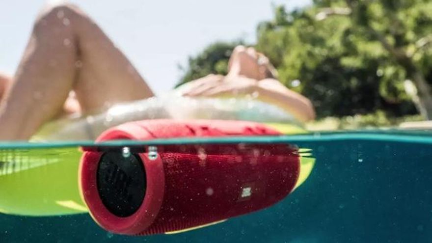 Tres altavoces Bluetooth para llevar tu música a la playa o la piscina