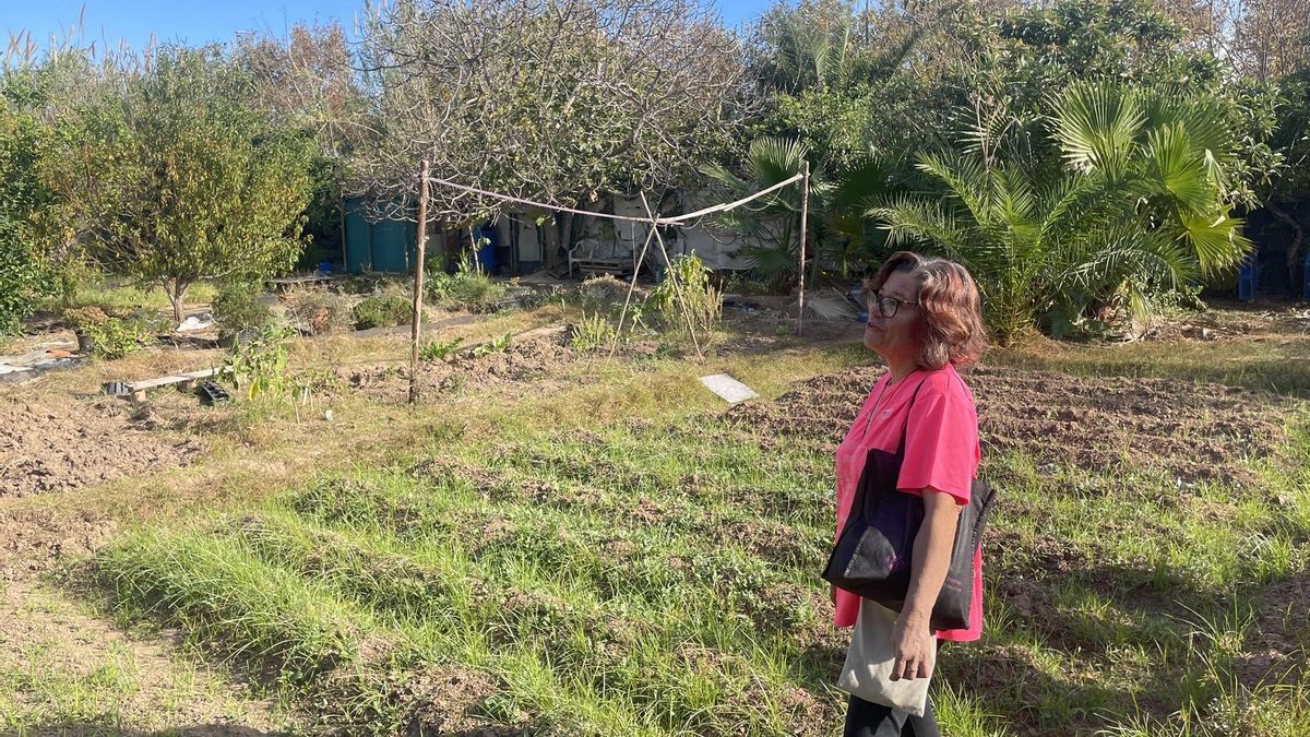 Rosa Monfort en el huerto que cultiva.
