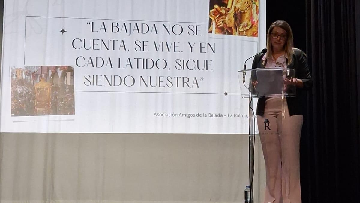 Amara Méndez Pérez, presidenta de la Asociación Amigos de la Bajada de la Virgen de Las Nieves, durante la conferencia la conferencia titulada 'Cinco siglos de tradición. Claves para entender la Bajada de la Virgen de las Nieves' impartida en  la Casa de la Cultura del Ayuntamiento de Los Realejos .