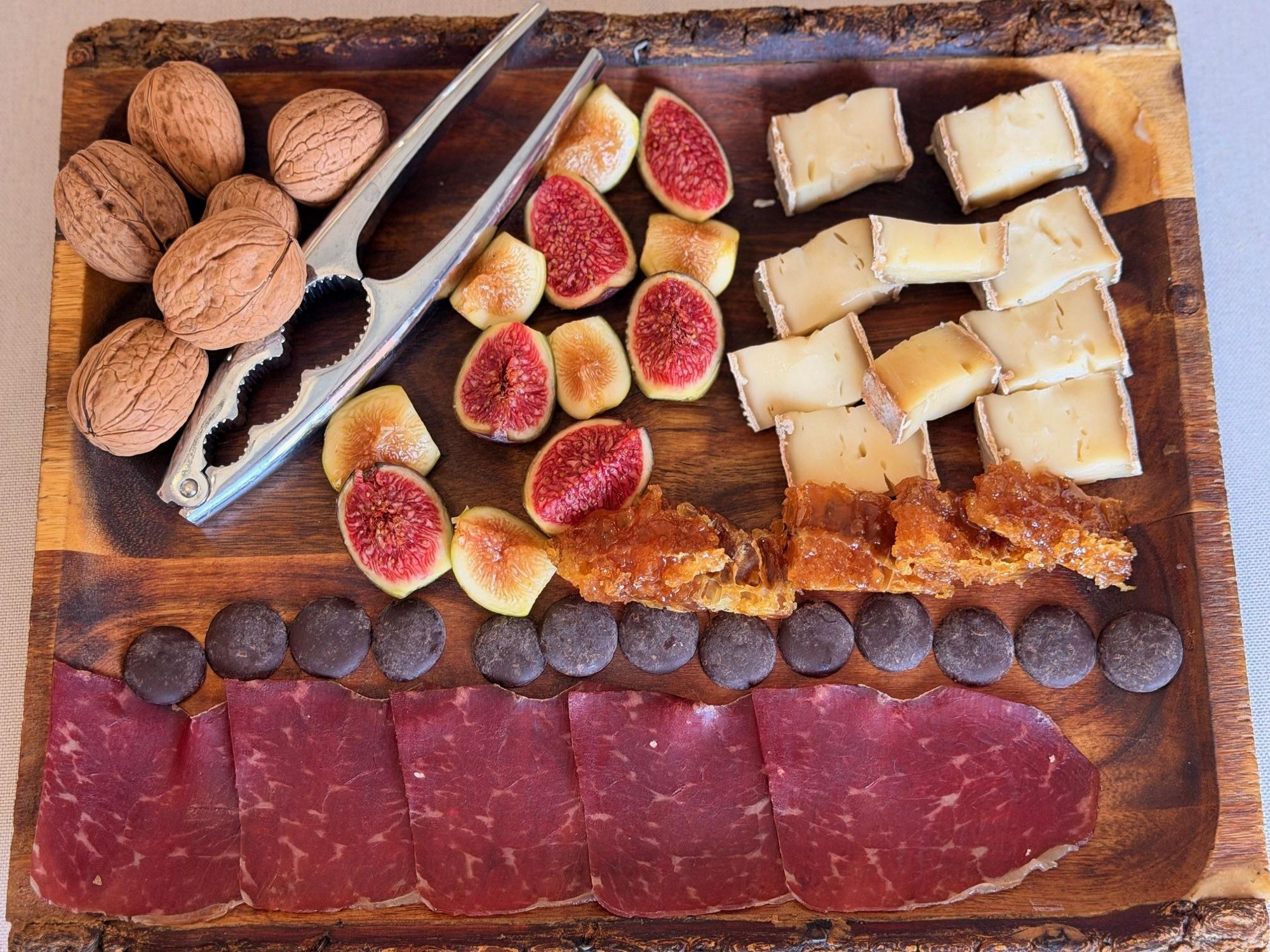 Tabla de quesos, higo, nueces y miel.
