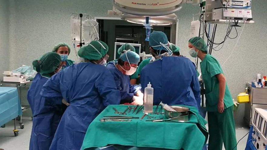 Las promesas sanitarias de Azcón se diluyen: más pacientes para operarse y una espera disparada para especialidades