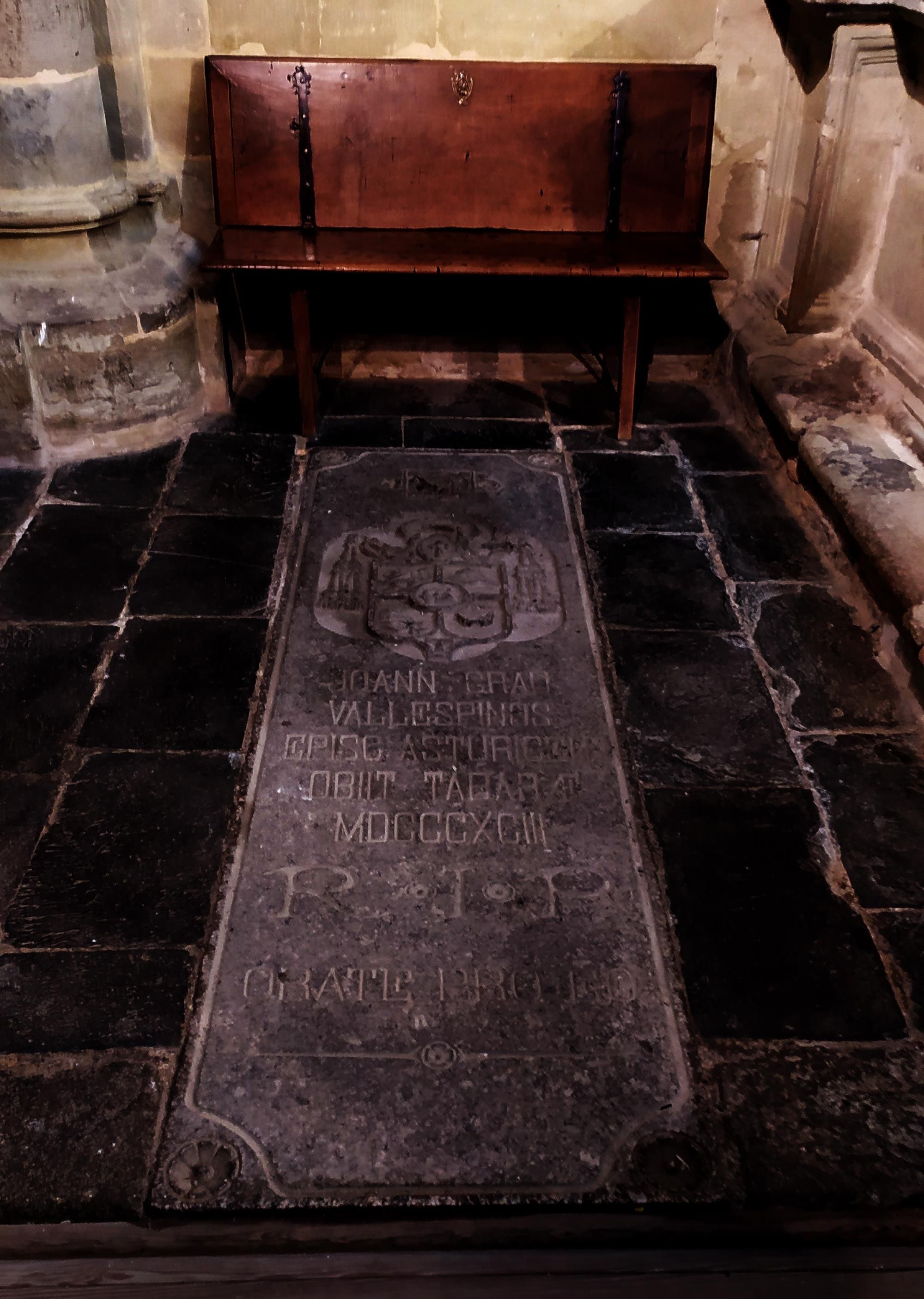 Tumba del Obispo Grau de Astorga diseñada por Gaudí.