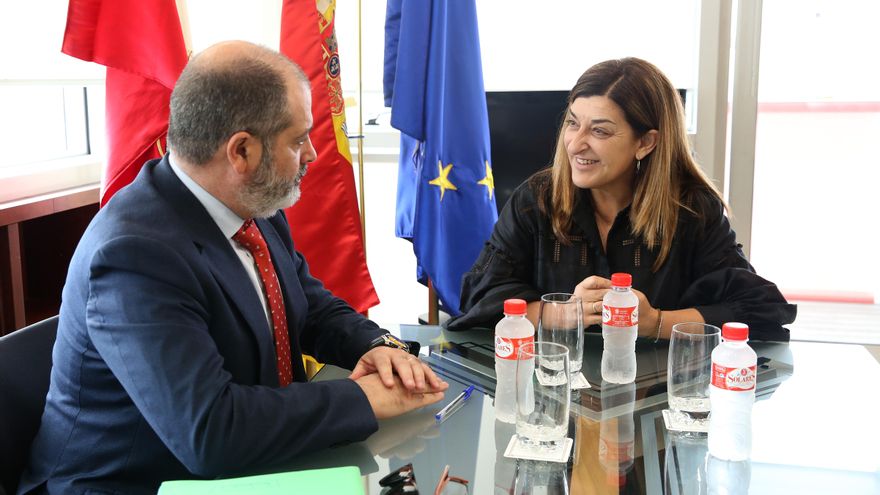 La presidenta de Cantabria, María José Sáenz de Buruaga, recibe en sus despacho al rector de Uneatlántico, Rubén Calderón.