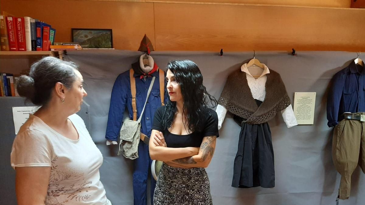 La concejala de Cultura de La Vecilla, Ana María Álvarez, y la profesora de Historia Irene García Lino, en la exposición sobre el 40.º aniversario de 'Luna de lobos'. 
