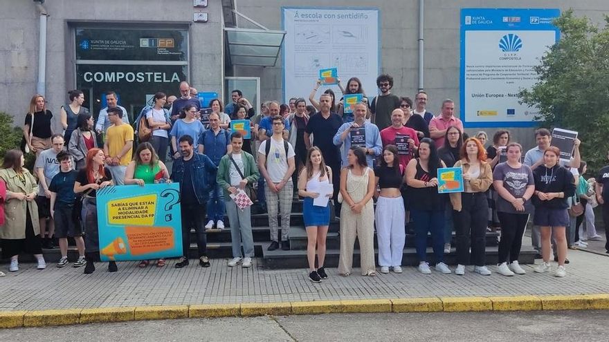 Reacción al ensayo de la Xunta para convertir la FP pública en online frente a las clases presenciales de la privada