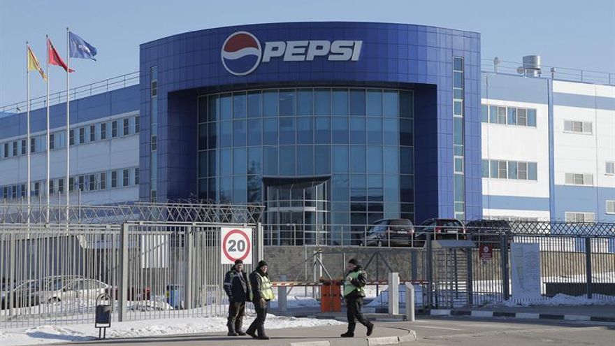 Vista exterior de una fábrica de Pepsico en Domodedovo, a las afueras de Moscú (Rusia).