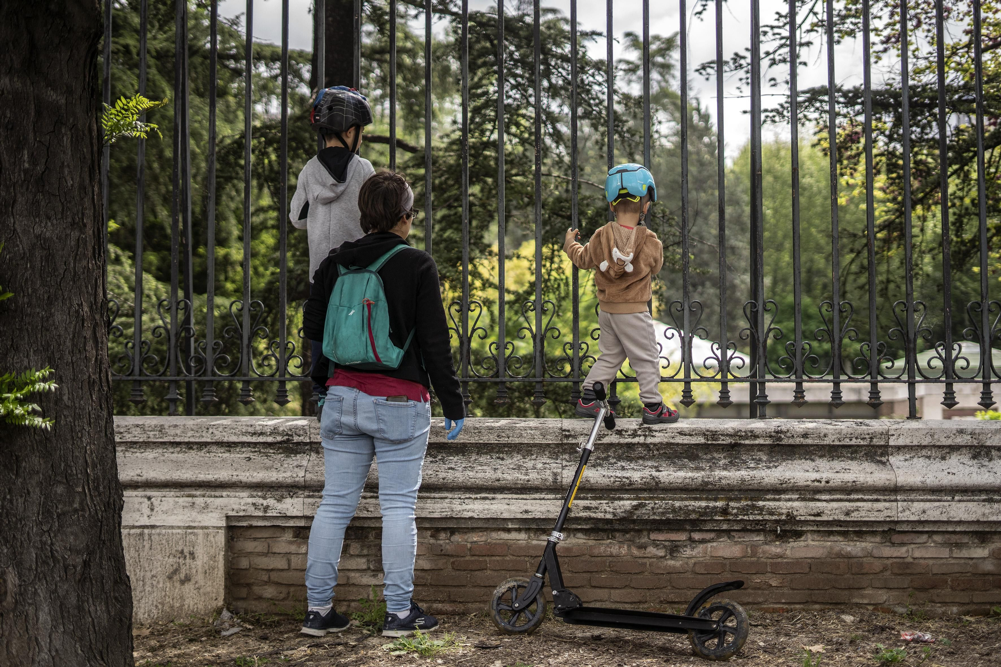 Madre e hijos exploran desde el exterior el Retiro