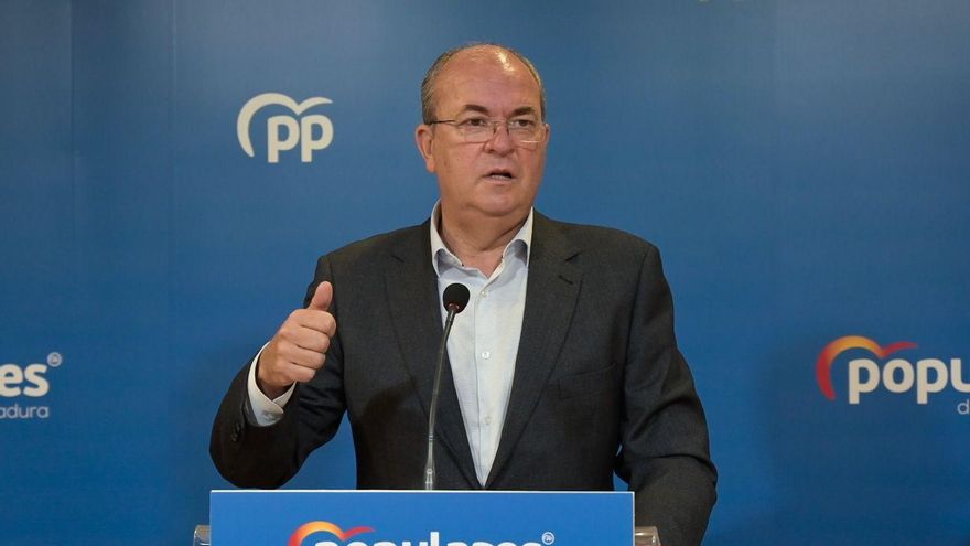 El presidente del PP de Extremadura, José Antonio Monago, en rueda de prensa.