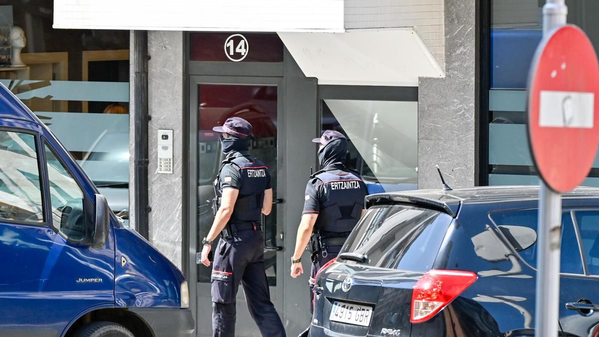 La Ertzaintza pide a comercios de Azpeitia imágenes de sus cámaras para encontrar al autor de la muerte de un taxista
