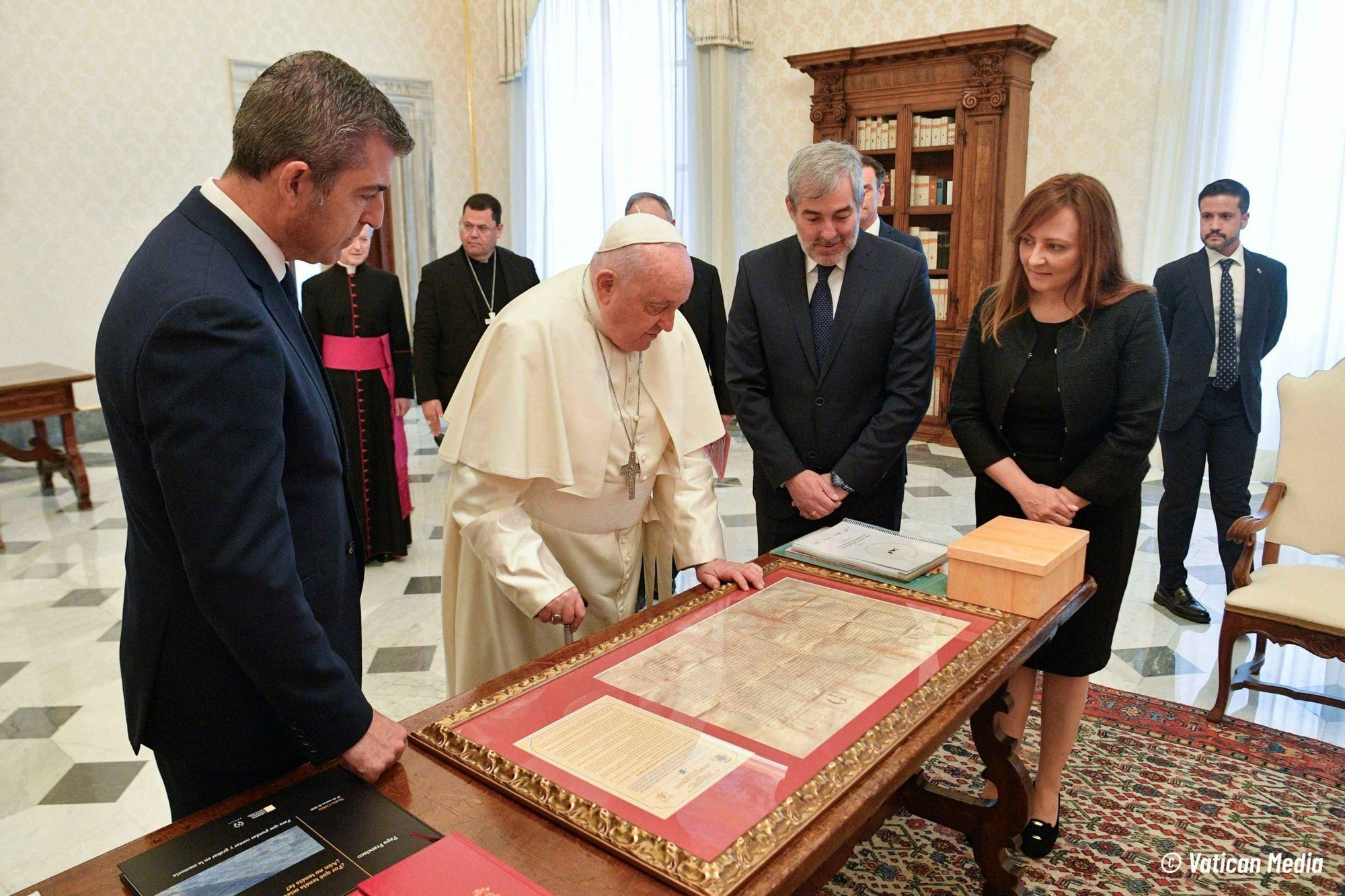Fernando Clavijo con el papa Francisco junto  Nieves Lady Barreto y Manuel Domínguez.