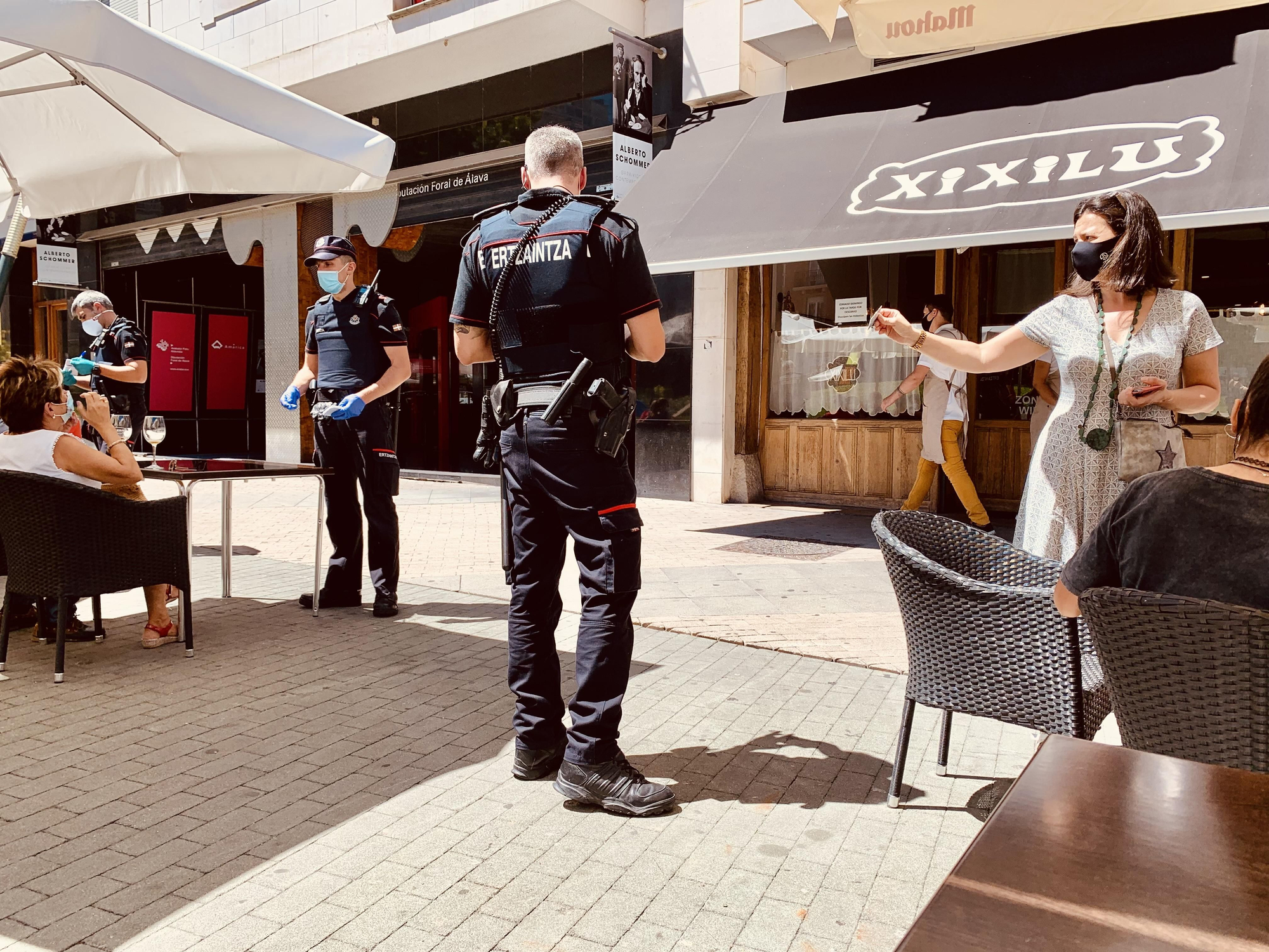 La Ertzaintza, el 5 de agosto de 2020, clausuró algunos bares por brotes de COVID-19