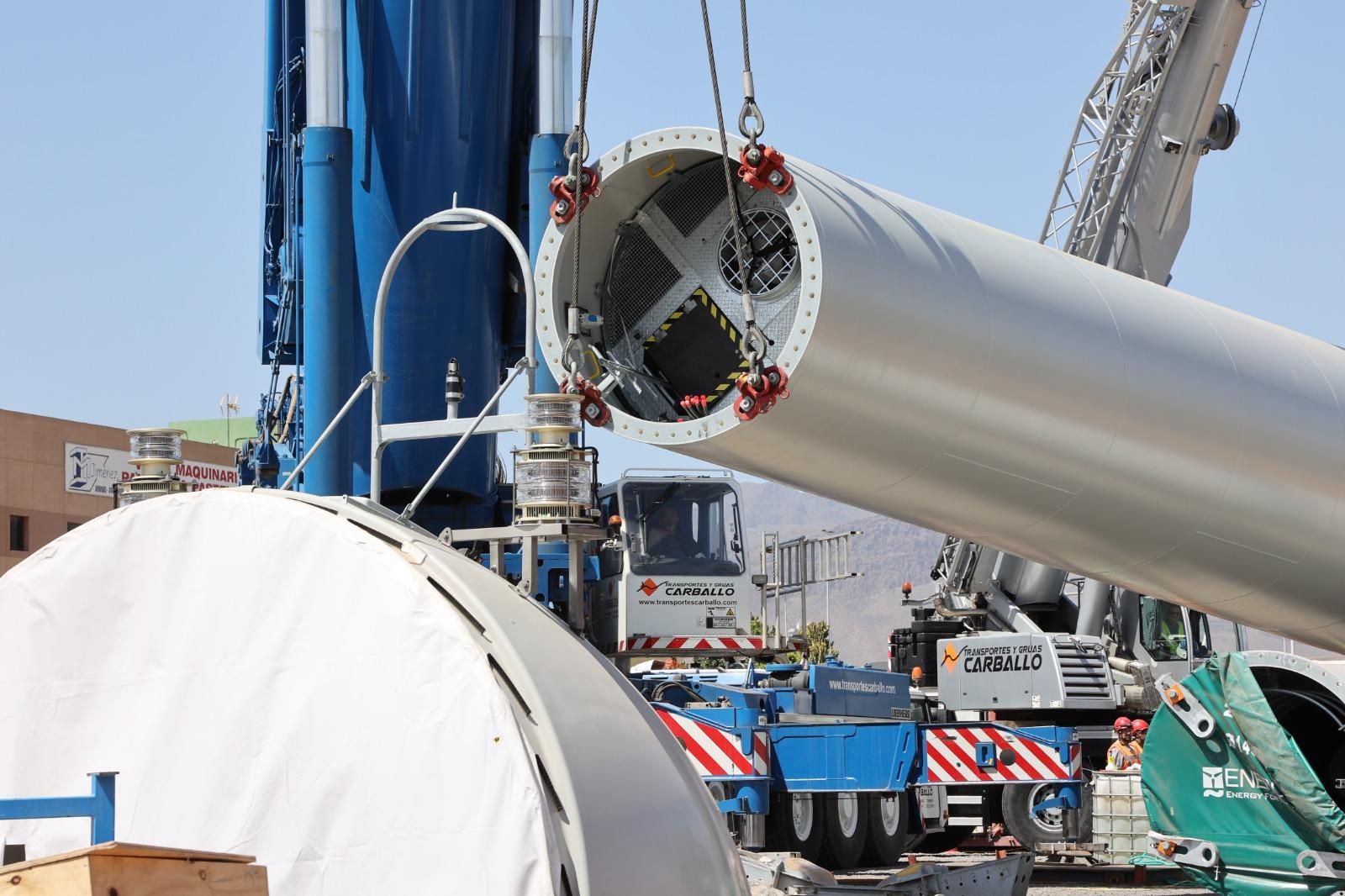 Trabajos de izado de los primeros mástiles de los nuevos aerogeneradores del parque eólico de Arinaga.