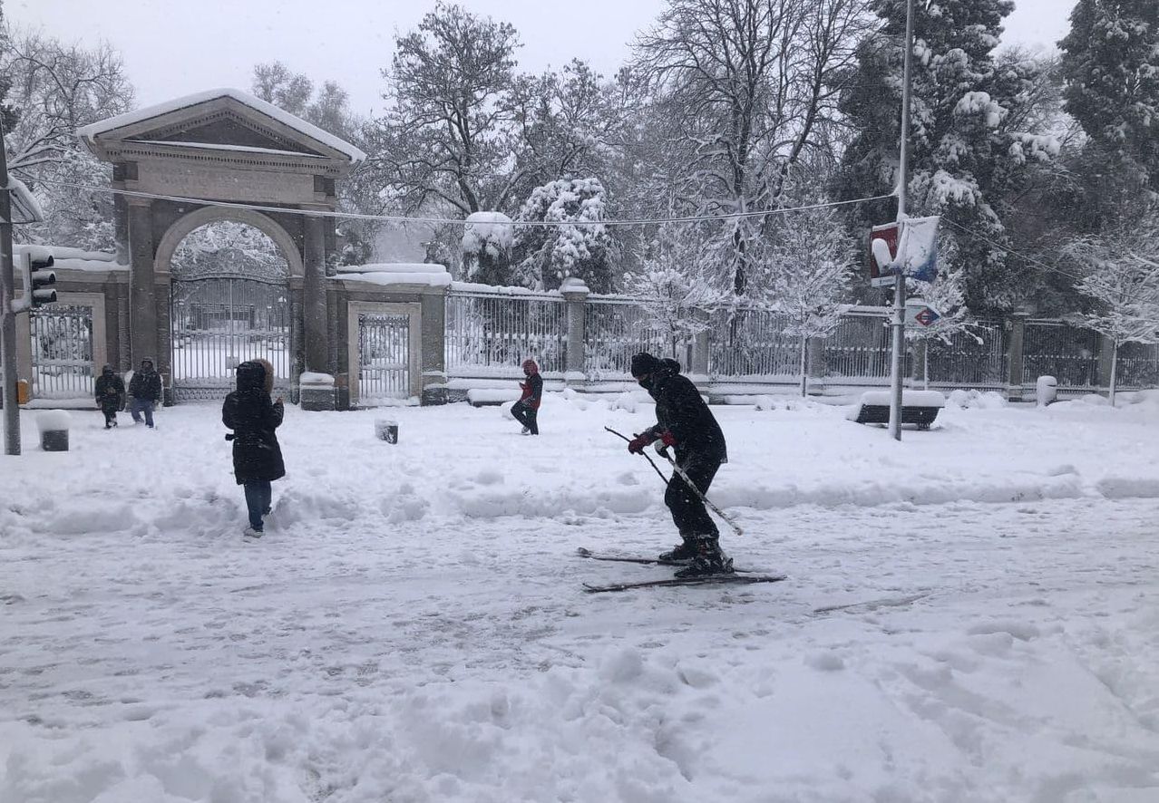 Muchos madrileños han aprovechado la nevada para sacar su material de esquí a las calles. En la imagen, el acceso al Jardín Botánico en el Paseo del Prado