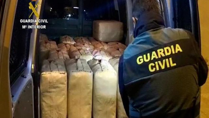 La Guardia Civil detiene a 26 integrantes de una red dedicada al tráfico de hachís por las costas de Málaga