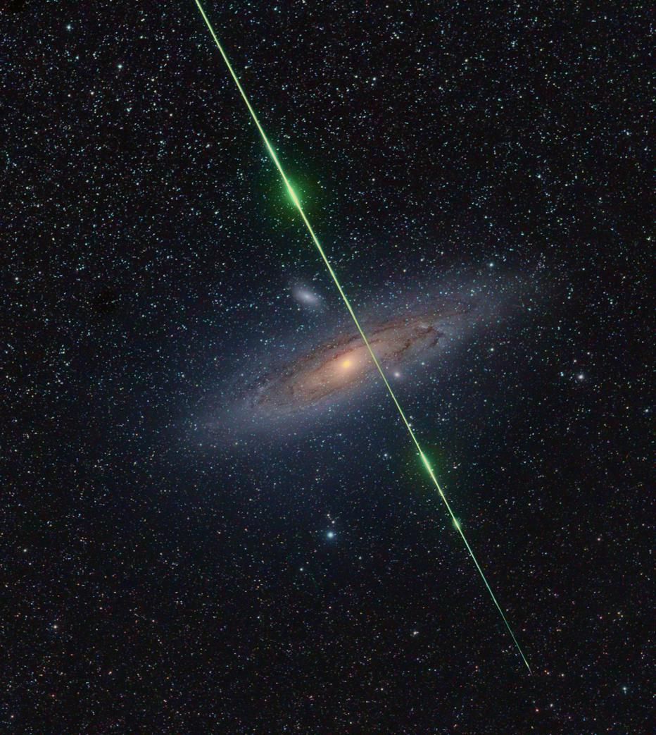 En Cielo profundo ha sido premiada (2º) la imagen de Fritz Helmut  'Cruce la Galaxia Andrómeda'