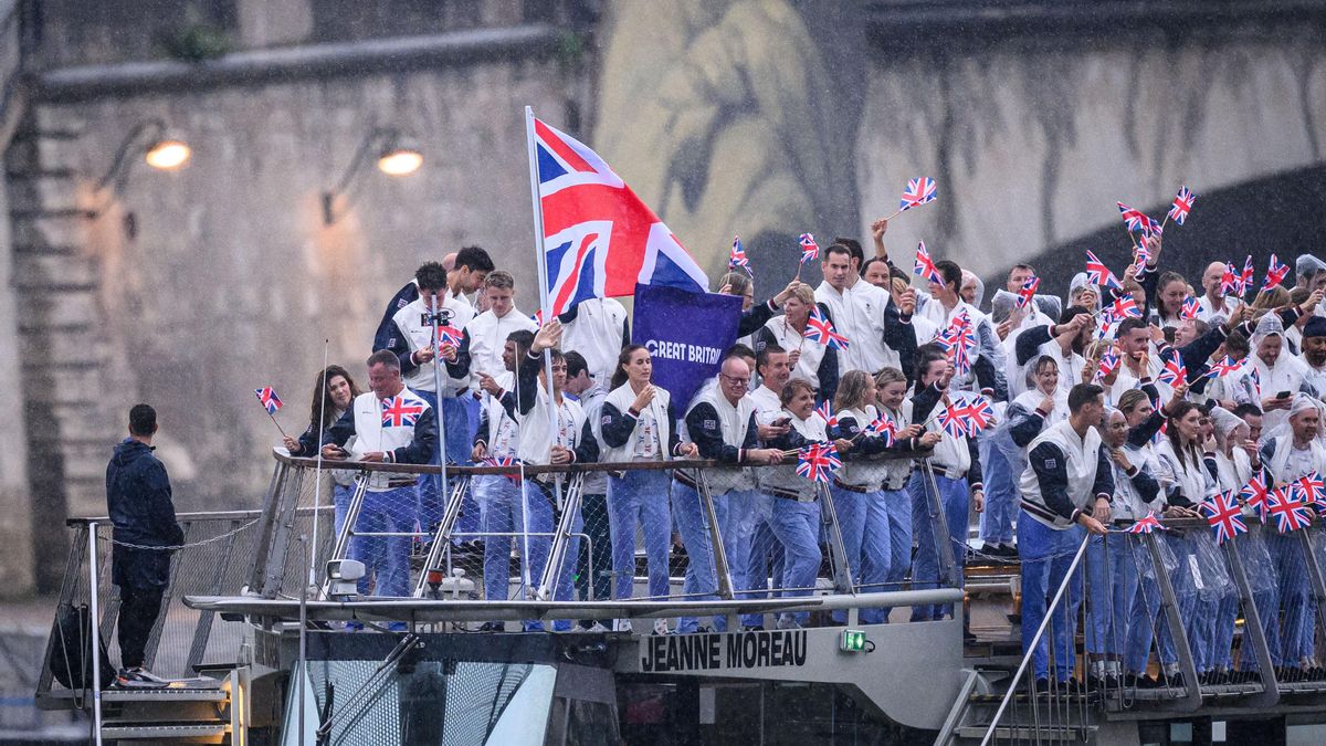 Equipo de Gran Bretaña y abanderado Tom Daley (Buceo) crucero durante el desfile de los atletas en el río Sena durante la Ceremonia de Apertura