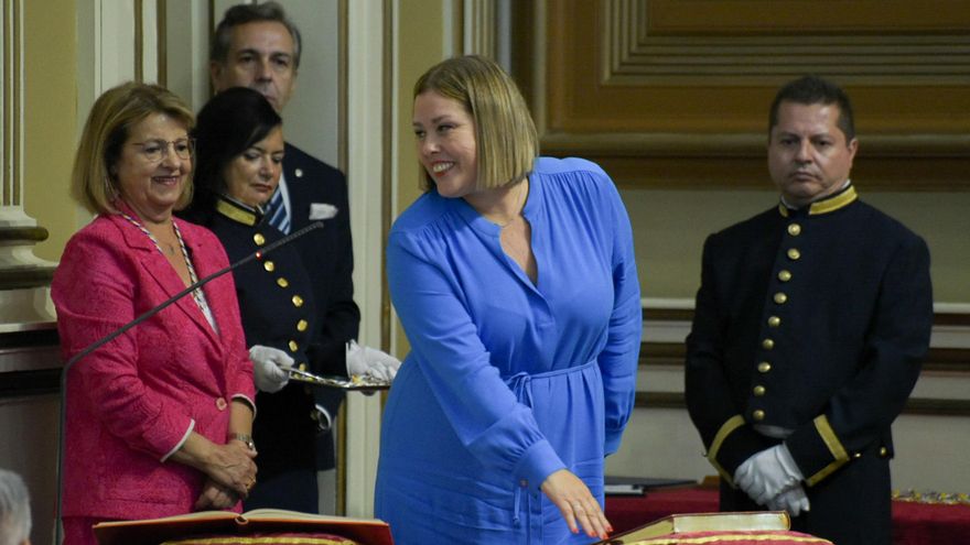 Astrid Pérez jura su nuevo cargo como presidenta del Parlamento de Canarias