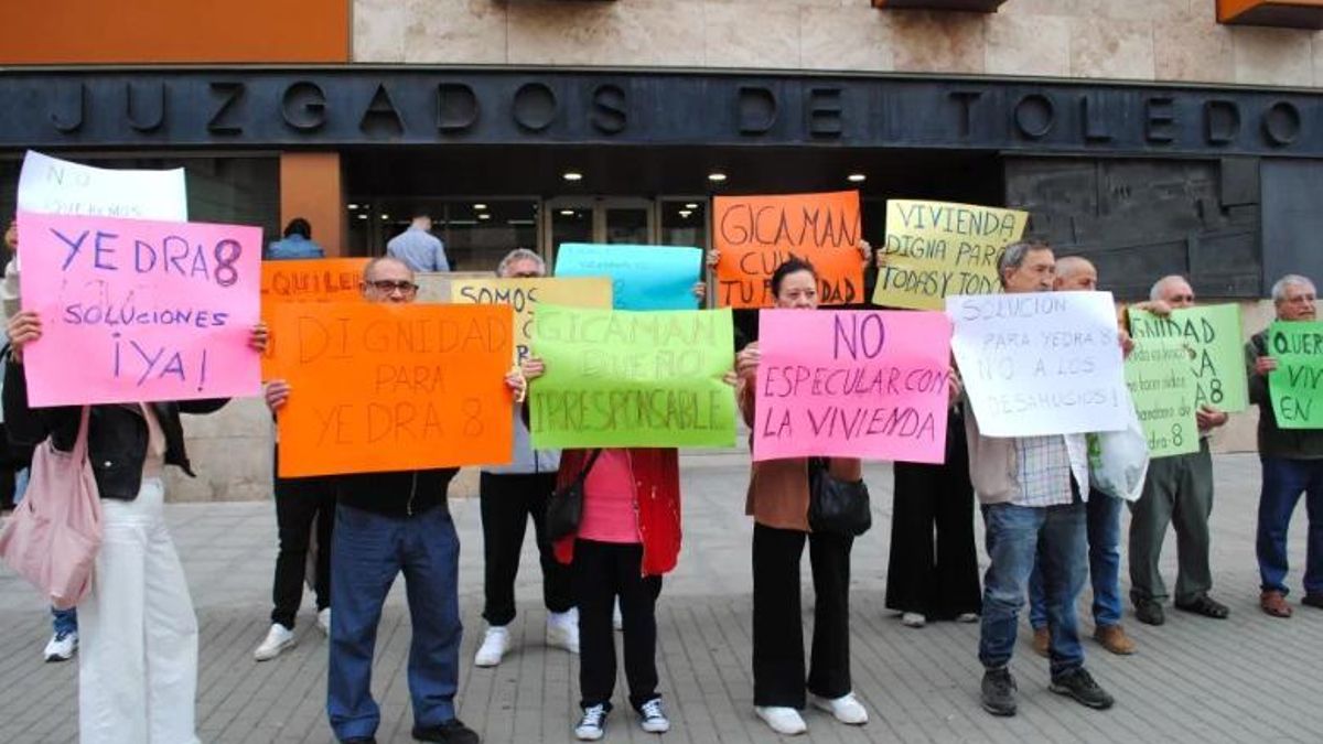 Los vecinos de Río Yedra protestan ante el juzgado de Toledo contra el desalojo de dos familias