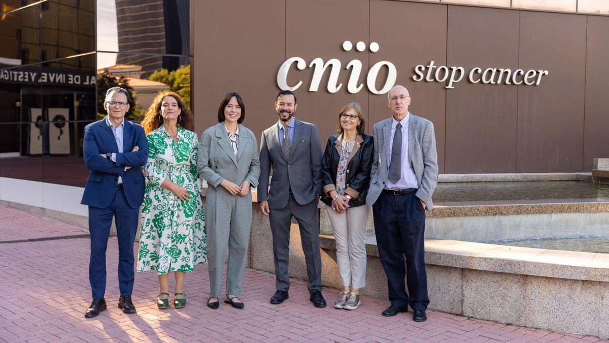 A la izquierda, el gerente del CNIO, José Manuel Bernabé, acompañado de la secretaria de Investigación, Eva Ortega, la ministra Diana Morant y  el nuevo director científico, Raúl Rabadán.