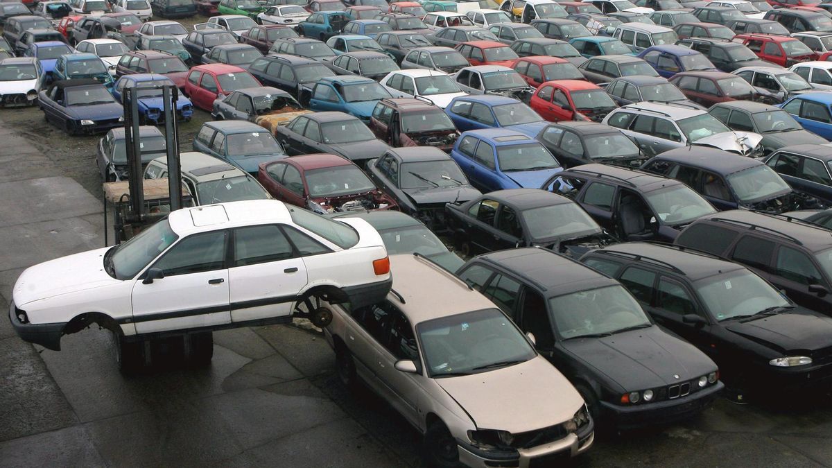Coches con plástico de botellas y redes recicladas: nuevas obligaciones legales para vehículos