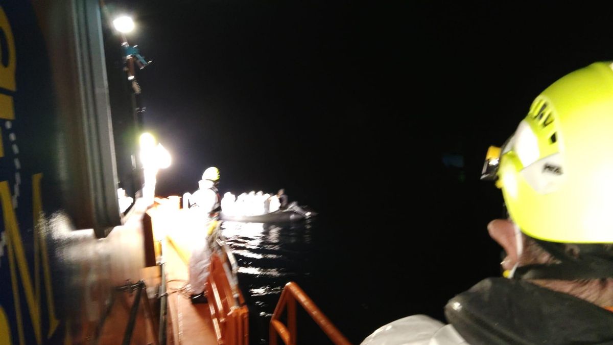 Rescatan a 17 personas migrantes de una patera en aguas de Alborán, en Granada