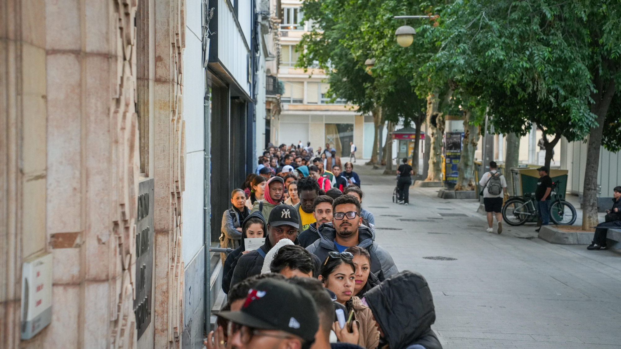 Largas colas de personas migrantes durante la atención presencial para su regularización