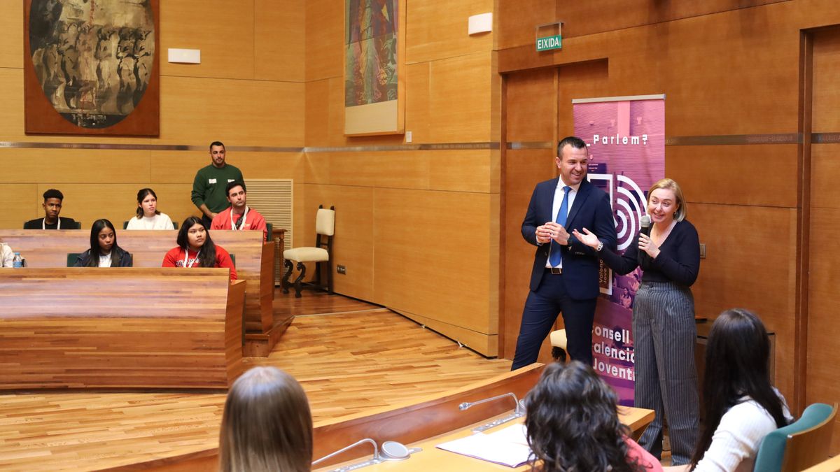 Jóvenes valencianos debaten en la Diputació de València sobre cómo frenar los discursos de odio