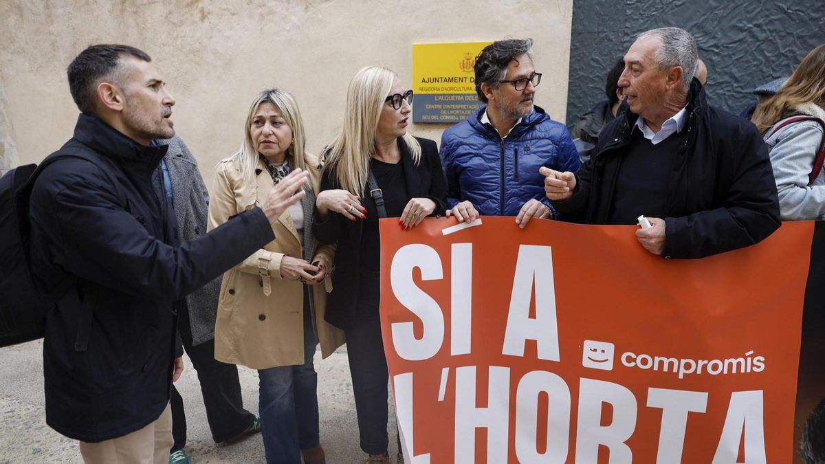 El síndic de Compromís en Les Corts, Joan Baldoví (d), conversa con el concejal, Sergi Campillo (i), durante una concentración ante la sede del Consell de l'Horta para denunciar la modificación de la Ley de la Huerta.