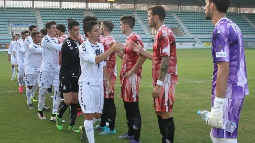 Brágimo / ICAL Los equipos del Club Deportivo Palencia y de la Cultural Leonesa disputan un partido amistoso en el estadio de la Balastera de Palencia