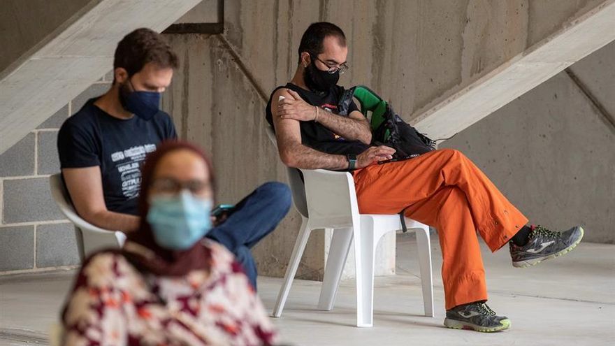 Varias personas reposan tras vacunarse contra la COVID-19, este viernes en el Estadio Nueva Condomina de Murcia. El Servicio Murciano de Salud ha comenzado a vacunar este viernes a personas de entre 40 y 49 años con las vacunas de Pfizer y Moderna