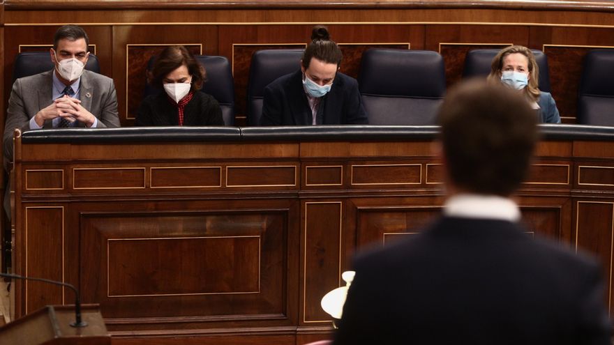 El presidente del Gobierno, Pedro Sánchez, y las vicepresidentas Carmen Calvo, Pablo Iglesias y Nadia Calviño, escuchan al presidente del PP, Pablo Casado, en una sesión de control al Ejecutivo en el Congreso