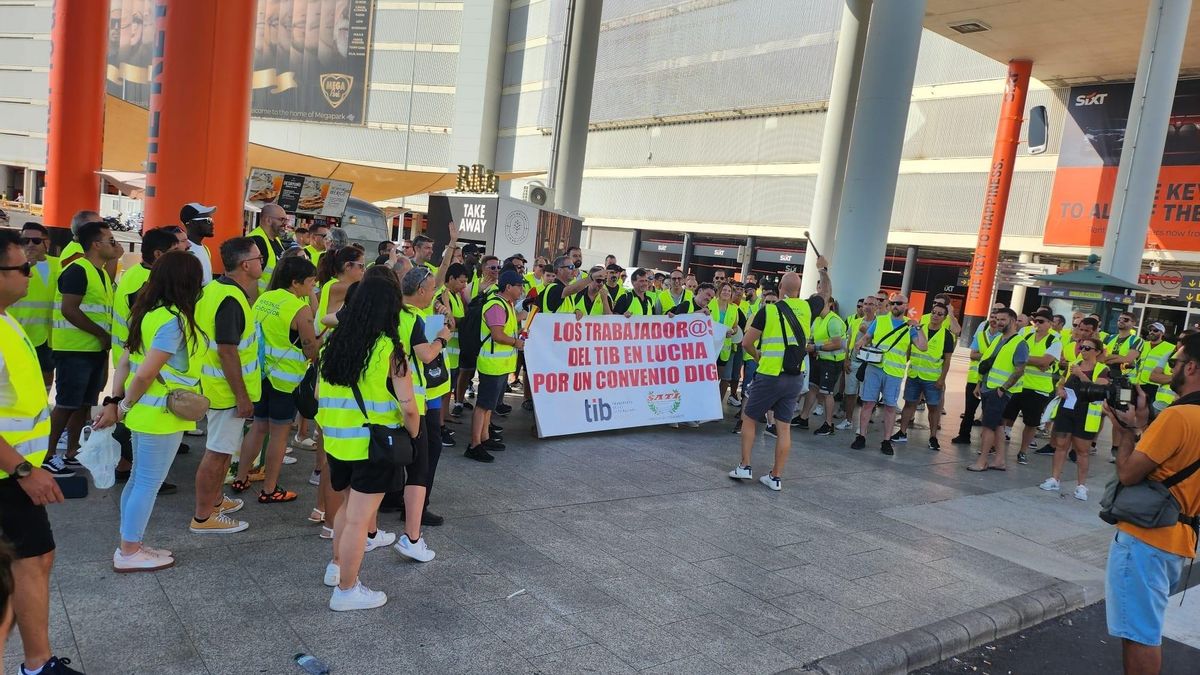 Protesta trabajadores del TIB en el aeropuerto de Palma.