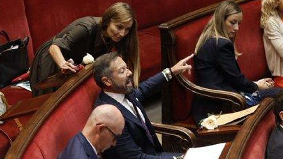 El exportavoz municipal de Vox, Juan Manuel Badenas, durante el pleno, delante de la concejala de su partido, Cecilia Herrero, en una imagen de archivo.