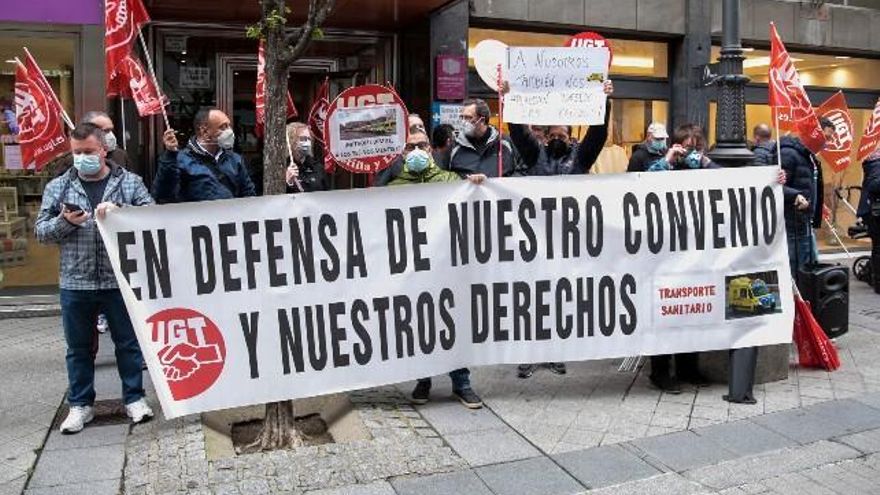 Campillo / ICAL. Concentración para reclamar un convenio digno para los trabajadores del transporte sanitario.