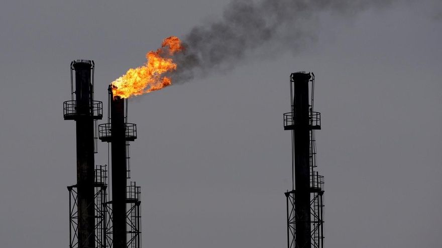 Chimeneas en la refinería de gas y petróleo de Brazi, 60 kilómetros al norte de Bucarest, Rumanía.