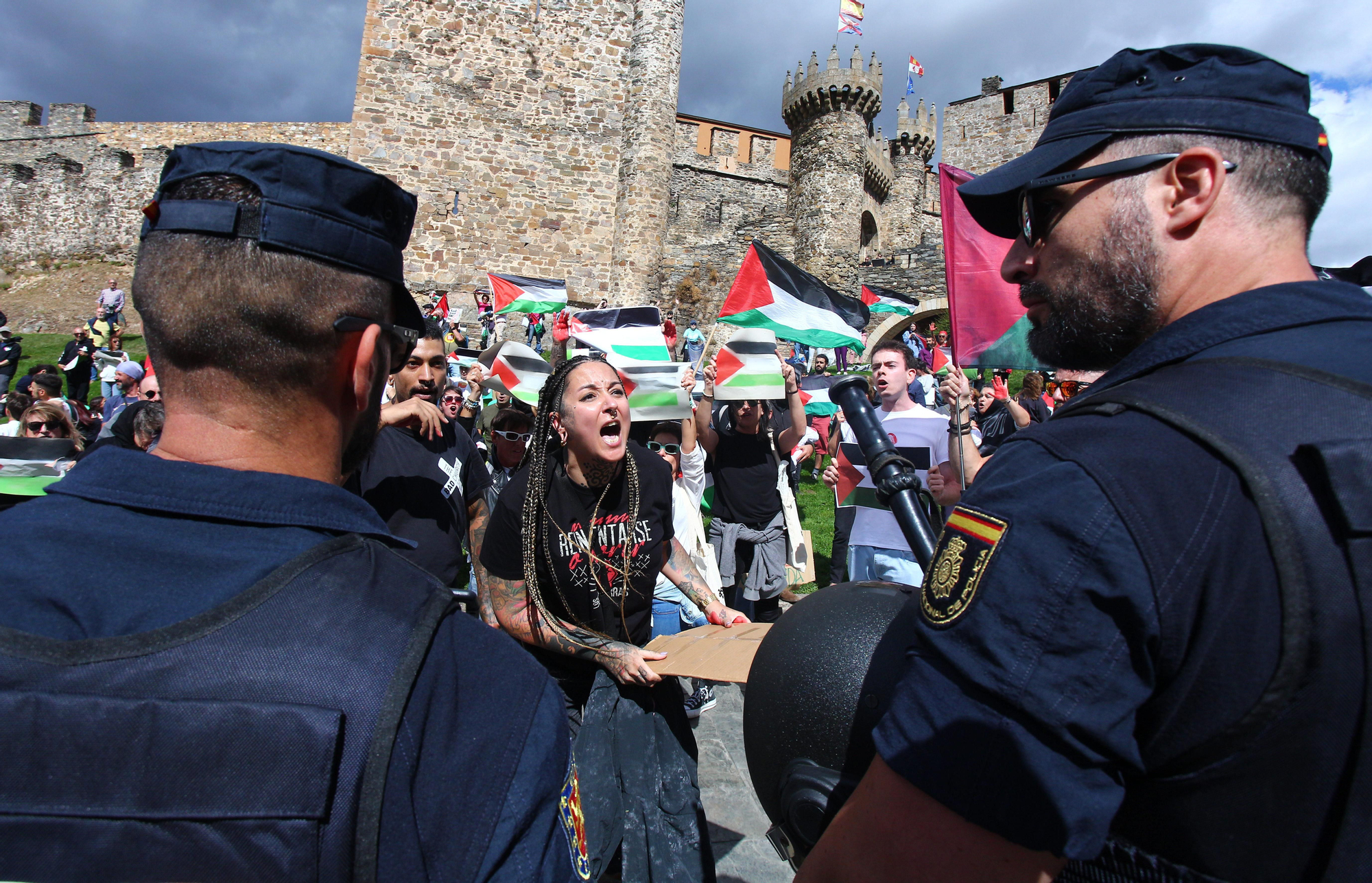 Las imágenes de la protesta contra el genocidio en Gaza ante la Vuelta a su paso por El Bierzo