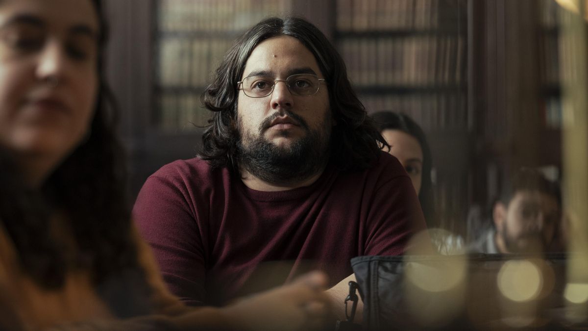 Carlos González, en la piel de una historiador en la actualidad en 'La bola negra'