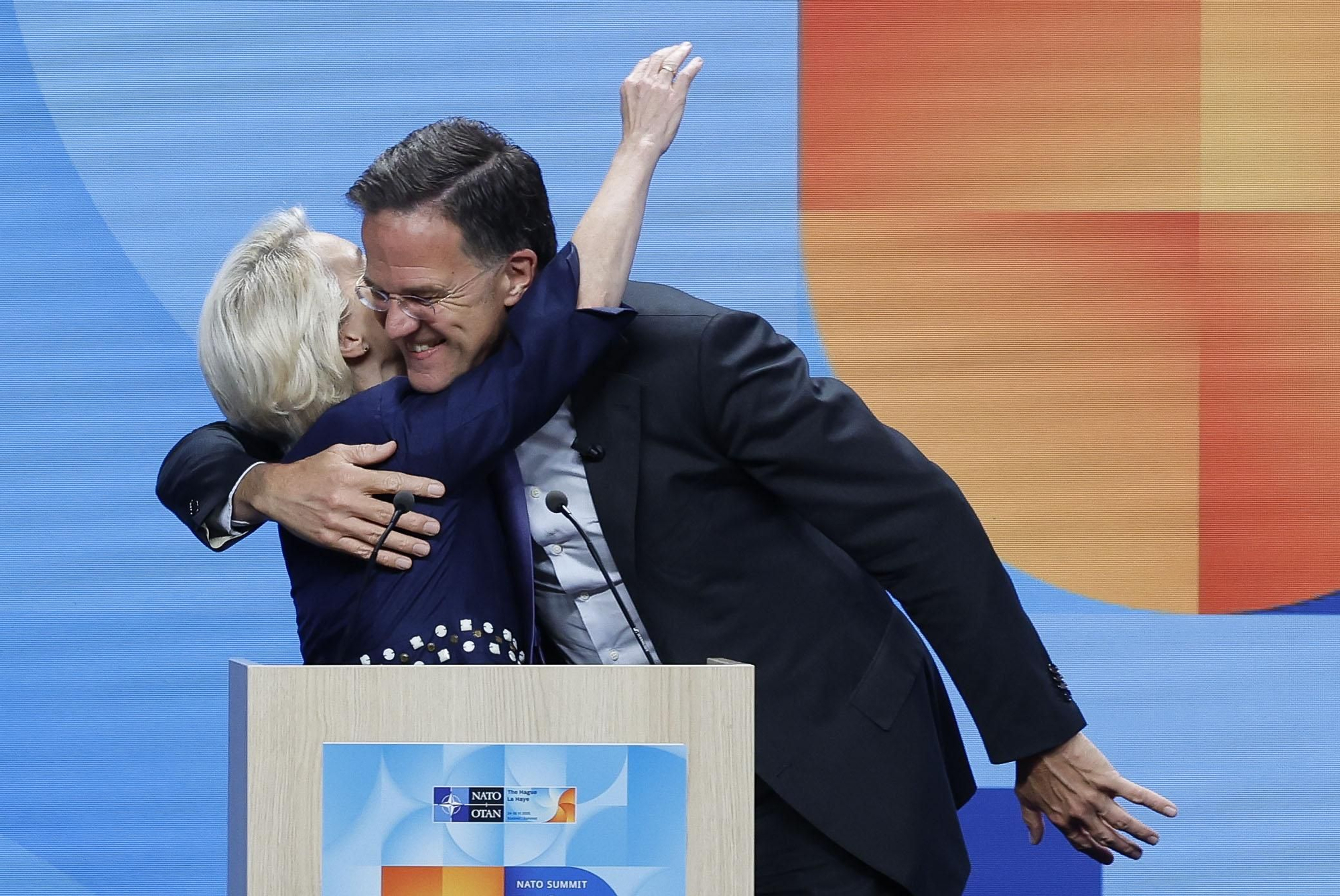 Mark Rutte abraza a la presidenta de la Comisión Europea, Ursula von der Leyen, en el inicio de la cumbre de la OTAN.