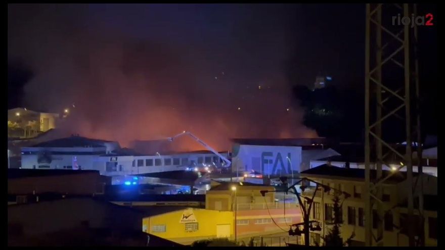 El incendio de Calzados FAL está controlado aunque los bomberos seguirán trabajando uno o dos días