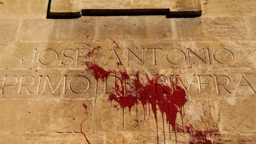 Archivo - Pintada sobre la inscripción a Primo de Rivera en la iglesia del Sagrario, en imagen de archivo