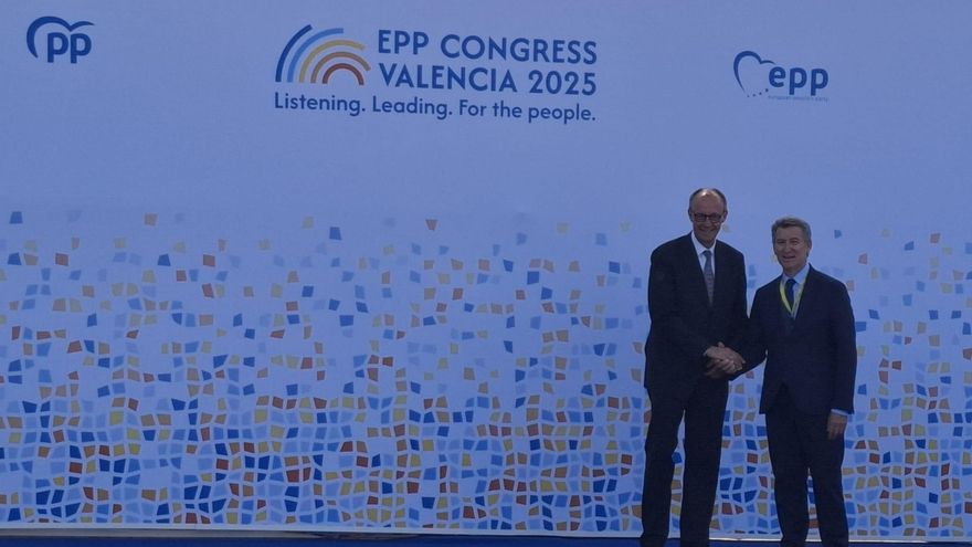 Friedrich Merz y Alberto Núñez Feijóo se saludan en el congreso del PPE en Valencia