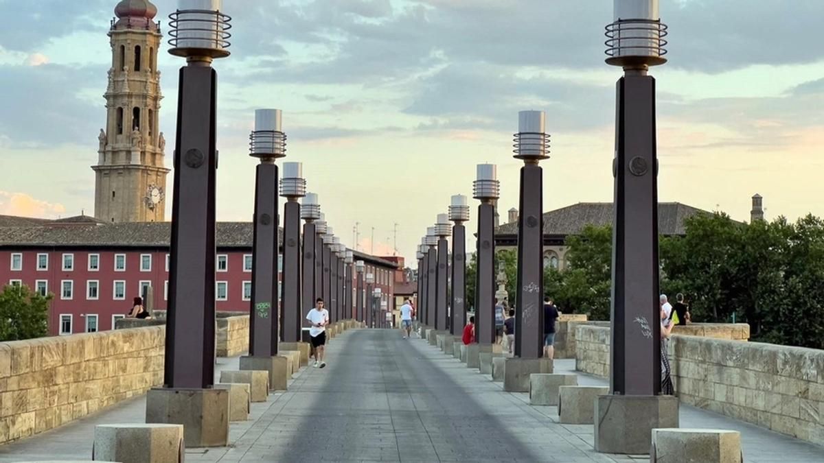 El puente de Piedra de Zaragoza se corta al tráfico durante el día para el análisis integral con drones de la estructura