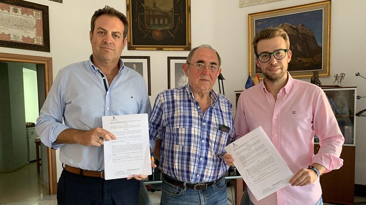 Imagen de la frma del convenio entre el Ayuntamiento y el club.