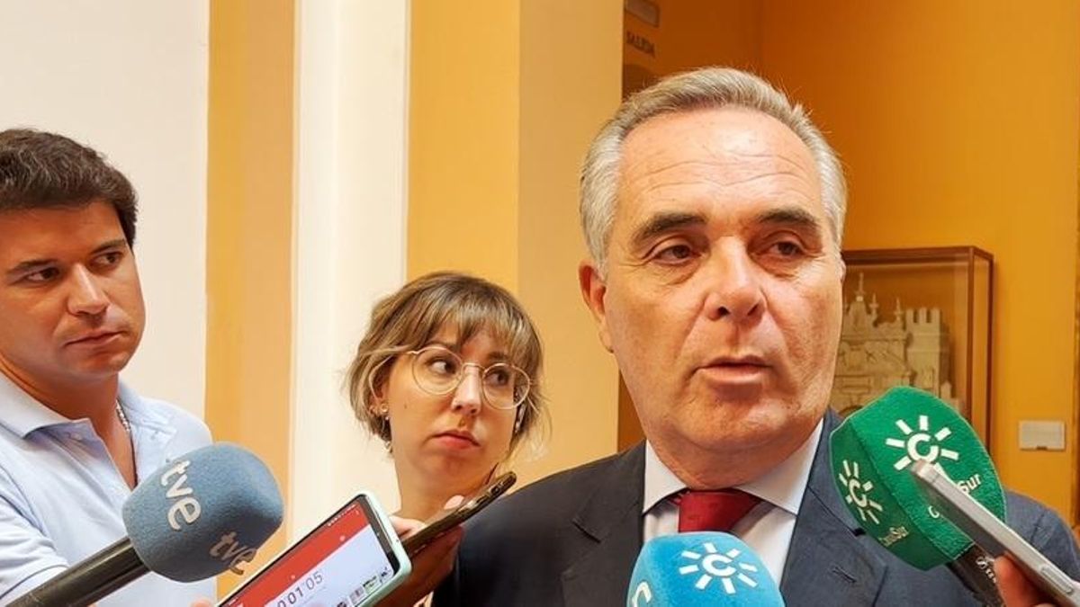 El delegado Juan Bueno, en la atención a medios en el Ayuntamiento de Sevilla.